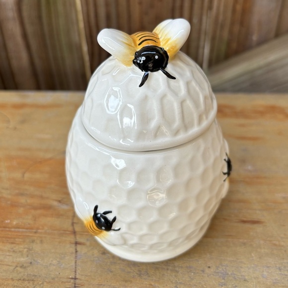 New Maxcera Ceramic Honeycomb Textured Honey Pot & Spoon with 3D Honey Bees - Picture 3 of 9